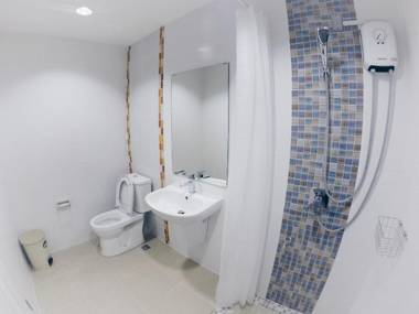 Hostbox Bangkok - King Quadruple Room