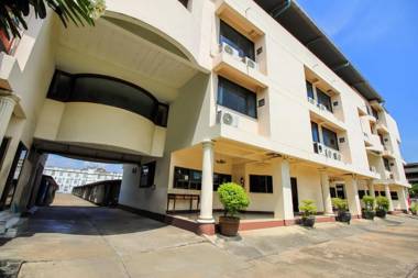 OYO 383 White Inn Hotel