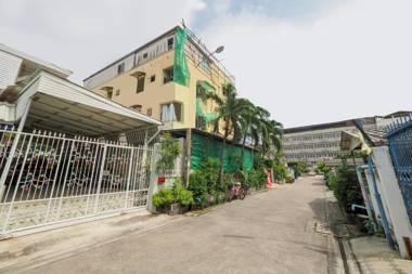 Vaccinated Staff -OYO 471 Sunshine Apartment