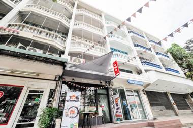 Vaccinated Staff - OYO 615 Bossa House Hostel & Cafe