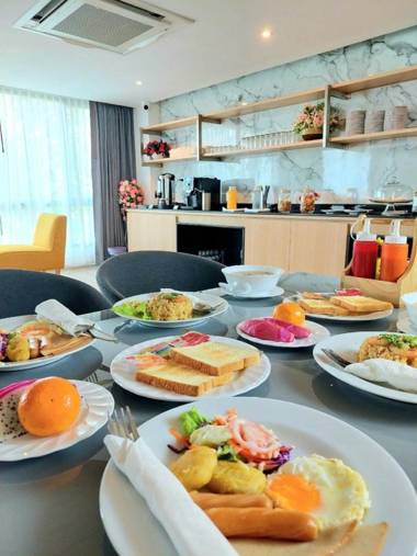 The Riski Hotel @ Bangphlat Station (SHA Certified)