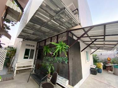 OYO 75396 Look Shine Apartment