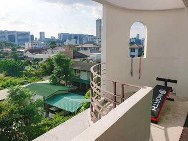 Kru Nat's Bed & Breakfast w/ Private Rooms & Gym 