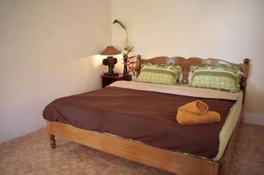 Jungle Hut Bungalows & Hotel