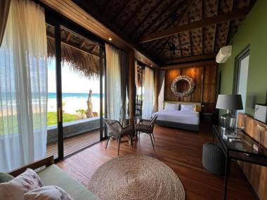 Sealord Naithon Beachfront Villa
