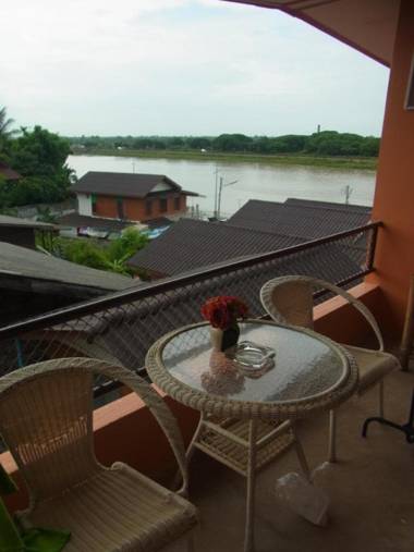 28 Rachabutr Hostel