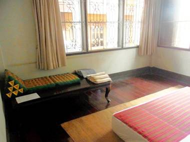28 Rachabutr Hostel