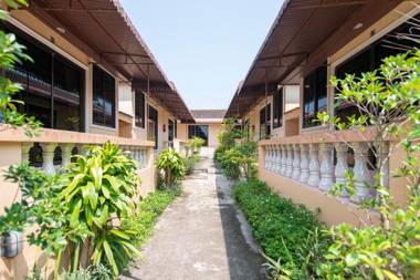 Vaccinated Staff - OYO 325 Naiyang Cottage