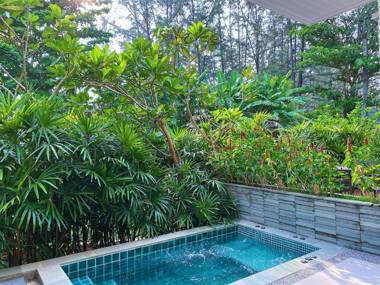 Beachfront 2br Steps To Beach In Pearl Of Naithon3