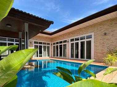 Rawai Private Villas - Pools and Garden