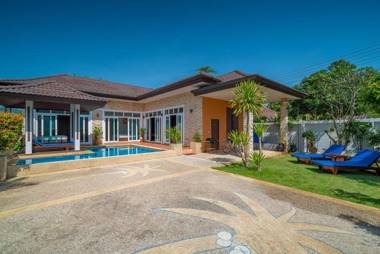 Rawai Private Villas - Pools and Garden