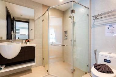 Bright apartment at Emerald Terrace gym and pool!