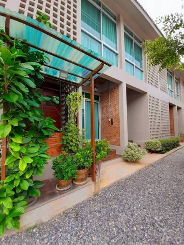 Mon-Dee Mini Hotel