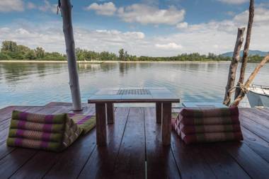 SINCERE BOAT HOUSE