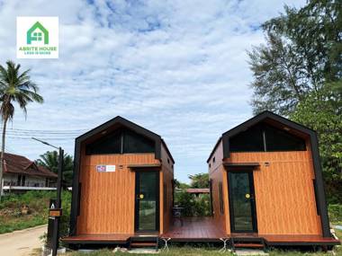 2 Tiny houses on Koh Lanta only 2 minutes walk to the beach