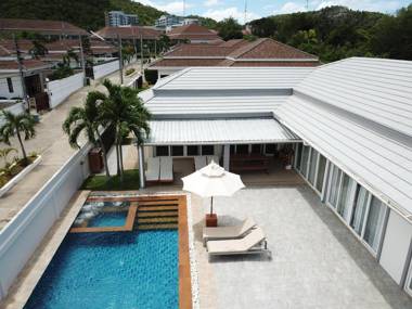 Thiva Pool Villa Plus Hua Hin (Punika Pool Villa)