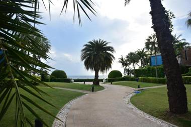 Hua Hin Beachfront Condo With Beach Access & Pools