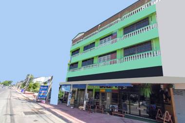 OYO 75372 Flight Hut Hotel