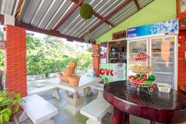 OYO 75372 Flight Hut Hotel