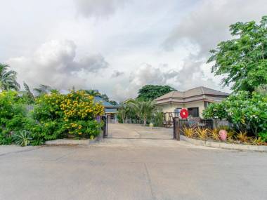 Capital O 961 Baan Dow Chompoo Resort