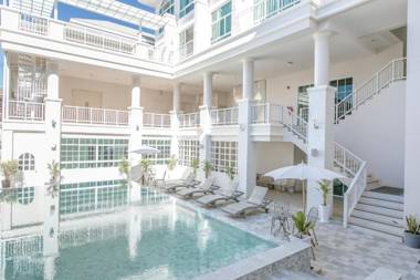 De Hug Hotel & Residence