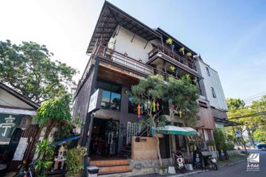 The Arak Bed Bar and Hostel