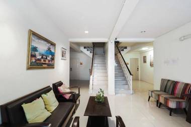 Vaccinated Staff - OYO 995 Blue Cafe Apartment