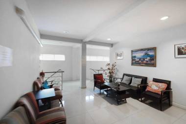 Vaccinated Staff - OYO 995 Blue Cafe Apartment