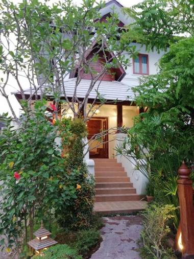 Rich Garden House Hotel