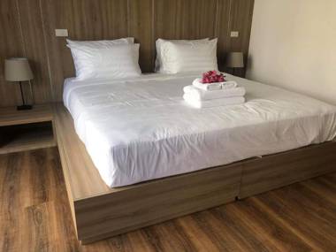 Four O'clock Hotel