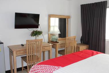 OYO 75409 Premium The Family Hotel