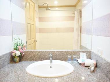 Bay Hotel Srinakarin