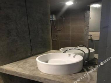 Takuapa Station Hotel