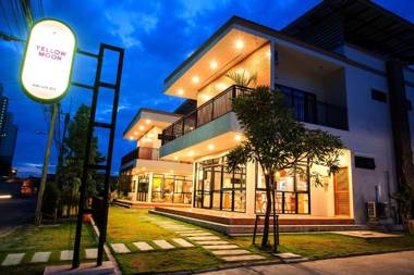 Yellow Moon Hotel