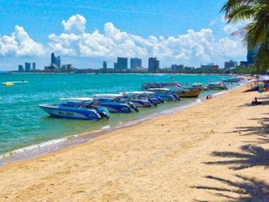 Phratamnak Inn - 100 meter from Beach