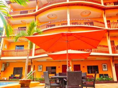 Phratamnak Inn - 100 meter from Beach