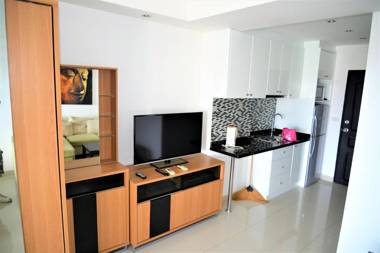 Pattaya Plaza Condotel large studio apartment Sukhumvit