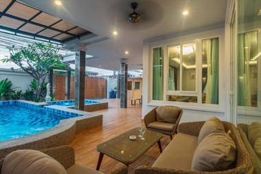 New 5BR Villa I Pool/Sauna/Jacuzzi/Karaoke/BBQ