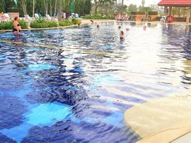 Jacuzzi beach front apartment with Sea view Jomtien beach condo S1