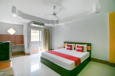 OYO 75387 4 Men Court