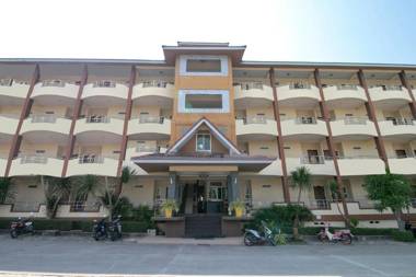 OYO 75387 4 Men Court