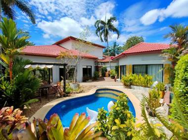 LUXURIOUS VIEW TALAY VILLA - PATTAYA HOLIDAY HOUSE