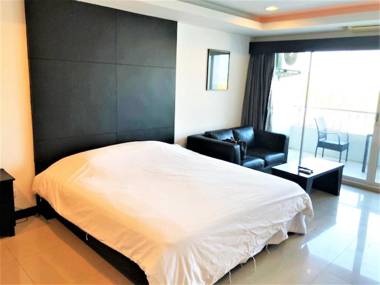 Platinum Suites Thepprasit Road - large top floor studio
