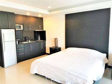 Platinum Suites Thepprasit Road - large top floor studio