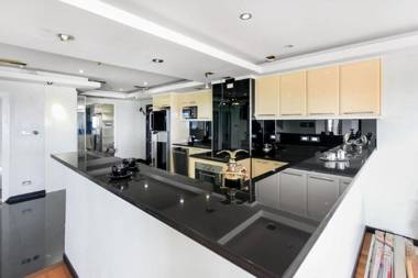 Stunning sea and city views from this 20th floor condo in cental Pattaya