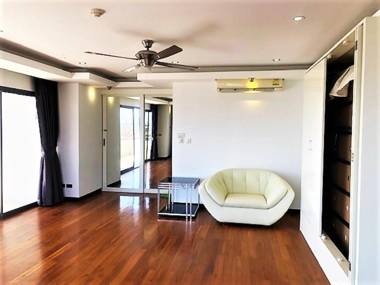 20th floor 2-bed condo with stunning views