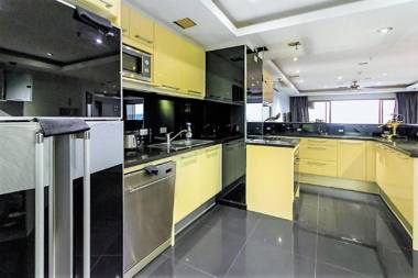 20th floor 2-bed condo with stunning views