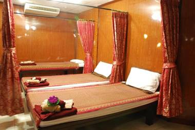 OYO 465 Krung Kao Traveller Lodge (Vaccinated Staff)