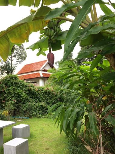 MONTRA-NAKHON GUEST HOUSE