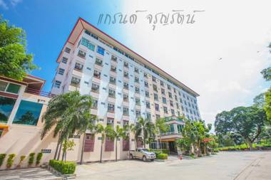Grand Charoonrat Apartment